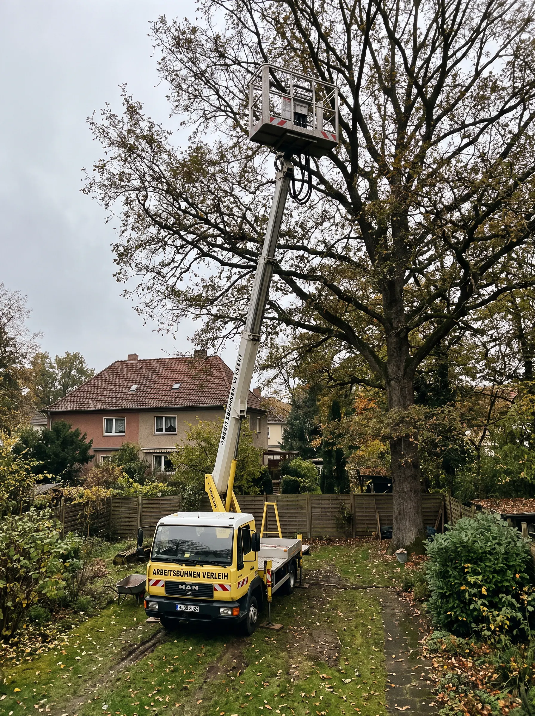 Hubarbeitsbühne mit ausgefahrenem Arbeitskorb an einer Baumkrone (KI-generiert)